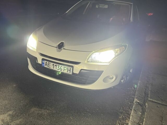 Белый Рено Меган, объемом двигателя 1.5 л и пробегом 250 тыс. км за 7700 $, фото 4 на Automoto.ua