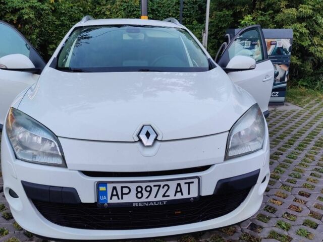 Белый Рено Меган, объемом двигателя 1.5 л и пробегом 409 тыс. км за 5200 $, фото 2 на Automoto.ua