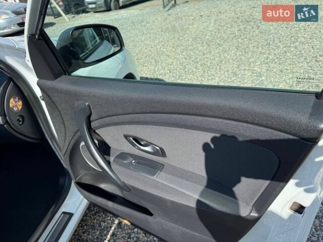 Белый Рено Меган, объемом двигателя 1.5 л и пробегом 221 тыс. км за 7600 $, фото 47 на Automoto.ua