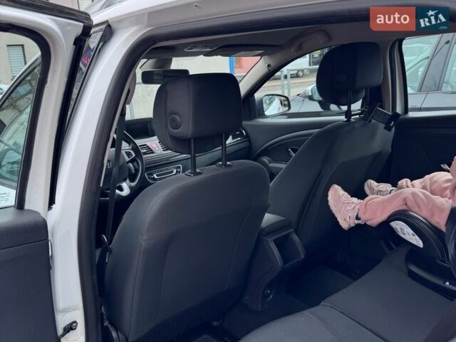 Белый Рено Меган, объемом двигателя 1.46 л и пробегом 265 тыс. км за 6500 $, фото 9 на Automoto.ua