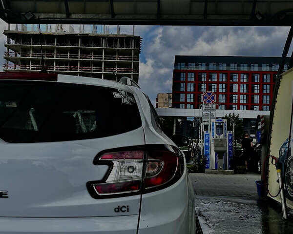 Белый Рено Меган, объемом двигателя 1.5 л и пробегом 277 тыс. км за 7500 $, фото 4 на Automoto.ua