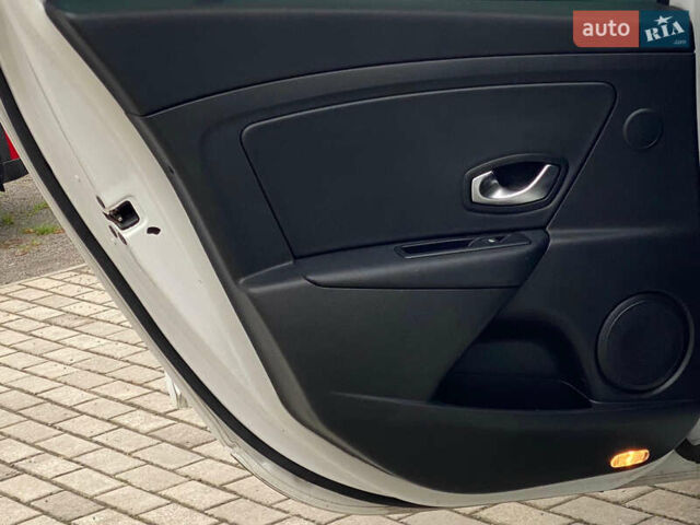 Белый Рено Меган, объемом двигателя 1.9 л и пробегом 237 тыс. км за 7500 $, фото 27 на Automoto.ua