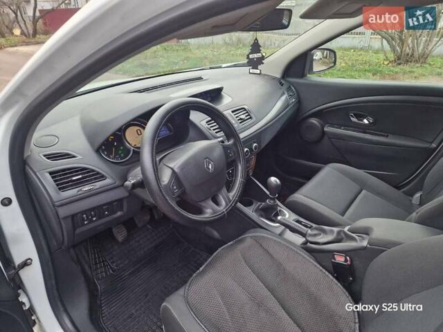 Белый Рено Меган, объемом двигателя 1.5 л и пробегом 280 тыс. км за 6700 $, фото 13 на Automoto.ua