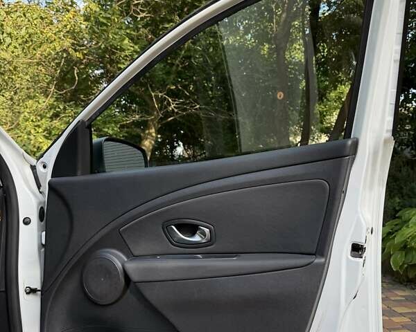 Білий Рено Меган, об'ємом двигуна 1.46 л та пробігом 156 тис. км за 7500 $, фото 12 на Automoto.ua