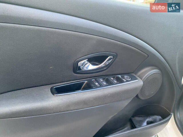 Белый Рено Меган, объемом двигателя 1.46 л и пробегом 240 тыс. км за 6900 $, фото 33 на Automoto.ua