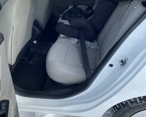 Белый Рено Меган, объемом двигателя 1.46 л и пробегом 253 тыс. км за 7500 $, фото 2 на Automoto.ua