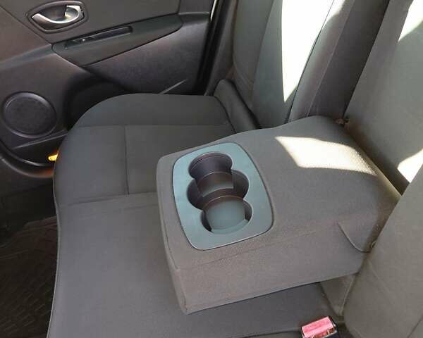 Белый Рено Меган, объемом двигателя 1.6 л и пробегом 234 тыс. км за 6700 $, фото 10 на Automoto.ua