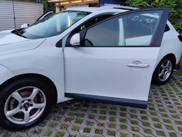 Белый Рено Меган, объемом двигателя 1.5 л и пробегом 409 тыс. км за 5200 $, фото 4 на Automoto.ua