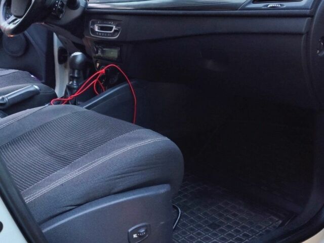 Белый Рено Меган, объемом двигателя 1.5 л и пробегом 409 тыс. км за 5200 $, фото 3 на Automoto.ua