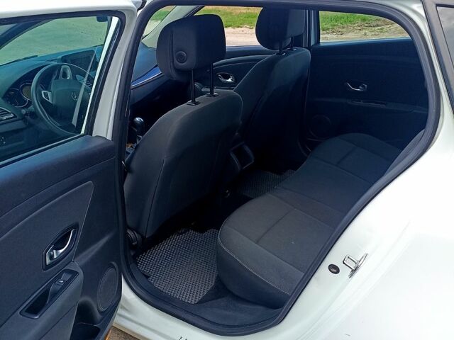 Белый Рено Меган, объемом двигателя 1.5 л и пробегом 270 тыс. км за 5800 $, фото 6 на Automoto.ua