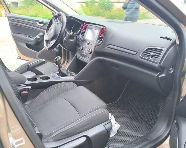 Білий Рено Меган, об'ємом двигуна 2.3 л та пробігом 230 тис. км за 11821 $, фото 1 на Automoto.ua