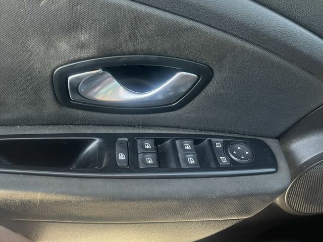 Белый Рено Меган, объемом двигателя 1.6 л и пробегом 245 тыс. км за 7100 $, фото 4 на Automoto.ua