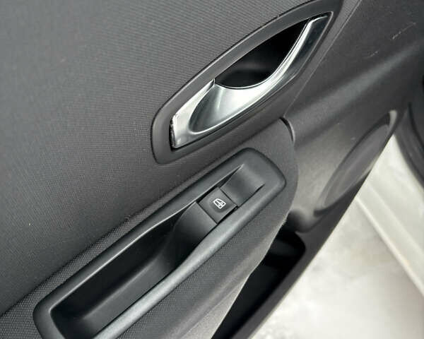 Белый Рено Меган, объемом двигателя 1.6 л и пробегом 250 тыс. км за 7100 $, фото 31 на Automoto.ua