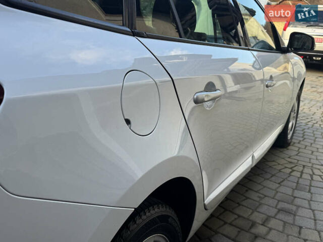 Белый Рено Меган, объемом двигателя 1.6 л и пробегом 238 тыс. км за 6450 $, фото 53 на Automoto.ua