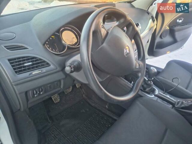 Белый Рено Меган, объемом двигателя 1.6 л и пробегом 193 тыс. км за 6300 $, фото 22 на Automoto.ua