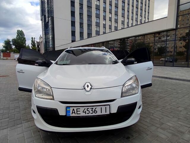 Белый Рено Меган, объемом двигателя 1.5 л и пробегом 184 тыс. км за 8500 $, фото 4 на Automoto.ua