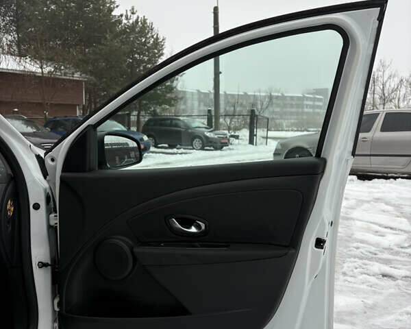 Белый Рено Меган, объемом двигателя 1.6 л и пробегом 250 тыс. км за 7100 $, фото 44 на Automoto.ua