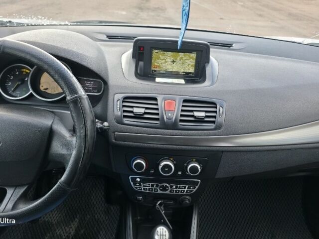 Белый Рено Меган, объемом двигателя 1.5 л и пробегом 290 тыс. км за 5300 $, фото 6 на Automoto.ua