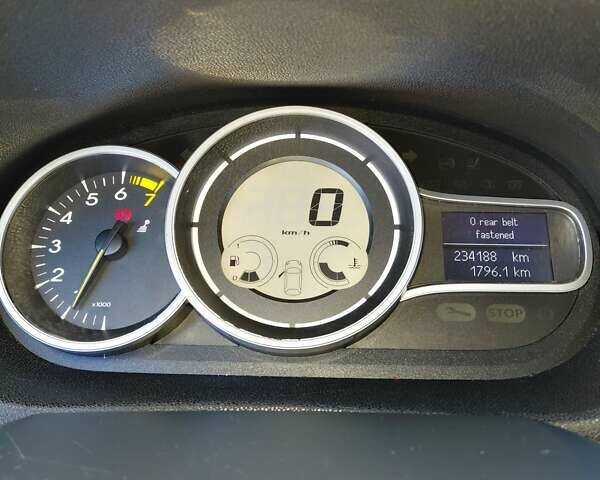 Белый Рено Меган, объемом двигателя 1.6 л и пробегом 234 тыс. км за 6700 $, фото 25 на Automoto.ua