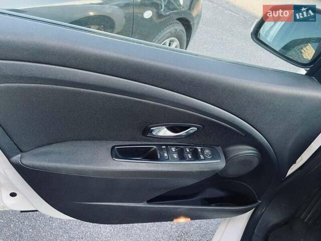 Білий Рено Меган, об'ємом двигуна 1.46 л та пробігом 295 тис. км за 6100 $, фото 8 на Automoto.ua