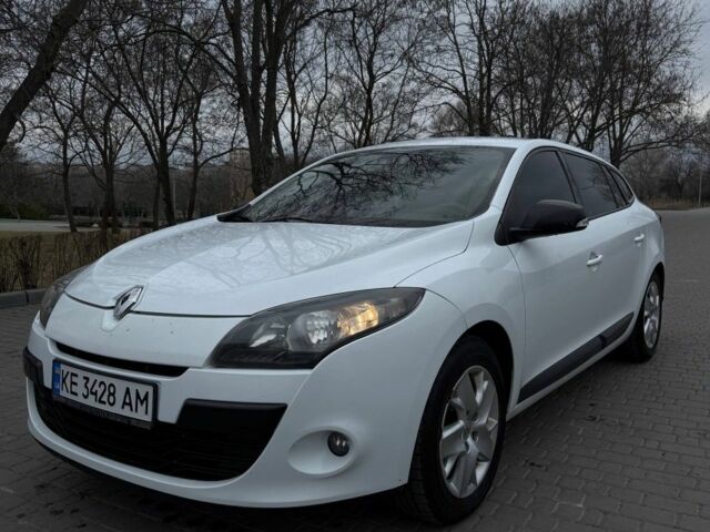 Белый Рено Меган, объемом двигателя 1.5 л и пробегом 300 тыс. км за 7100 $, фото 1 на Automoto.ua