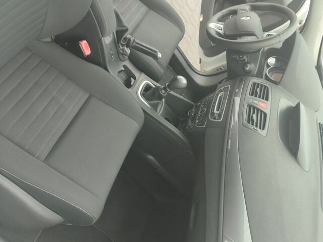 Белый Рено Меган, объемом двигателя 1.4 л и пробегом 266 тыс. км за 6399 $, фото 7 на Automoto.ua