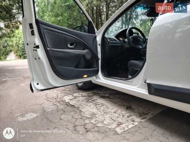 Белый Рено Меган, объемом двигателя 1.46 л и пробегом 325 тыс. км за 6600 $, фото 2 на Automoto.ua