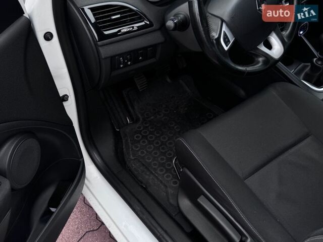 Белый Рено Меган, объемом двигателя 1.46 л и пробегом 265 тыс. км за 6500 $, фото 4 на Automoto.ua