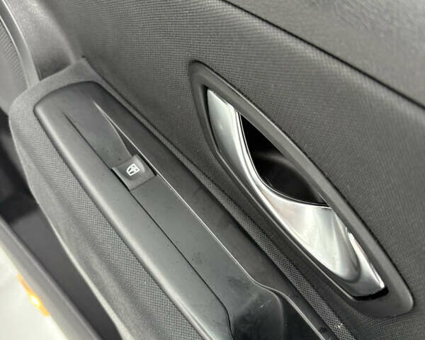 Белый Рено Меган, объемом двигателя 1.6 л и пробегом 250 тыс. км за 7100 $, фото 45 на Automoto.ua