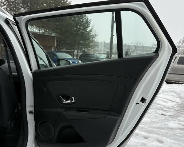 Белый Рено Меган, объемом двигателя 1.6 л и пробегом 250 тыс. км за 7100 $, фото 39 на Automoto.ua