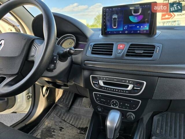 Рено Меган 2011 у Дніпро (Дніпропетровську) на Automoto.ua Білий Рено Меган, об'ємом двигуна 2 л та пробігом 218 тис. км за 8000 $, фото 2 на Automoto.ua