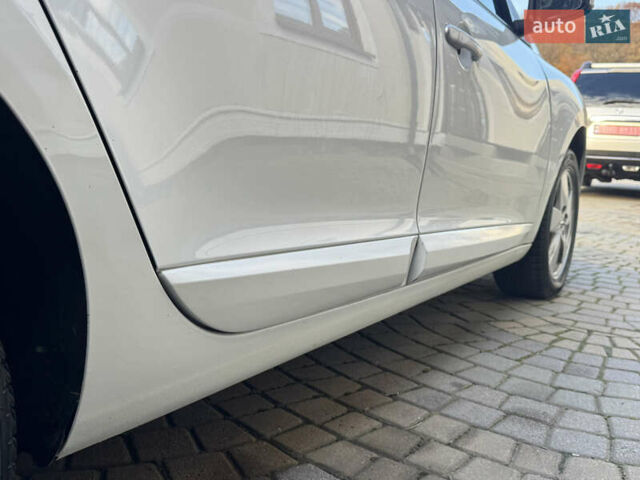 Белый Рено Меган, объемом двигателя 1.6 л и пробегом 238 тыс. км за 6450 $, фото 55 на Automoto.ua
