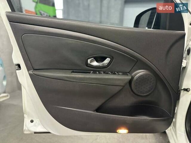 Белый Рено Меган, объемом двигателя 1.46 л и пробегом 332 тыс. км за 7699 $, фото 15 на Automoto.ua