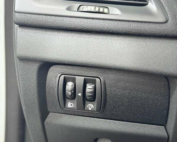 Білий Рено Меган, об'ємом двигуна 1.5 л та пробігом 270 тис. км за 6699 $, фото 94 на Automoto.ua