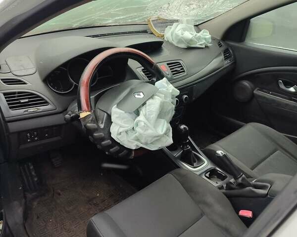 Белый Рено Меган, объемом двигателя 1.46 л и пробегом 250 тыс. км за 3500 $, фото 3 на Automoto.ua