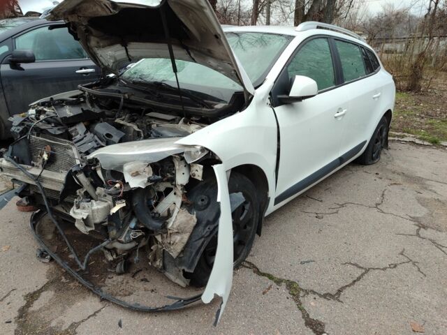 Белый Рено Меган, объемом двигателя 1.5 л и пробегом 200 тыс. км за 3500 $, фото 2 на Automoto.ua