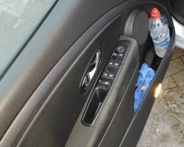 Белый Рено Меган, объемом двигателя 1.46 л и пробегом 239 тыс. км за 7200 $, фото 10 на Automoto.ua