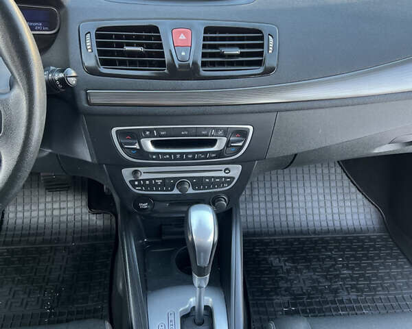 Белый Рено Меган, объемом двигателя 1.5 л и пробегом 254 тыс. км за 7300 $, фото 9 на Automoto.ua