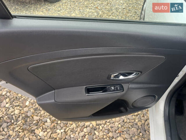 Белый Рено Меган, объемом двигателя 1.46 л и пробегом 255 тыс. км за 6500 $, фото 24 на Automoto.ua