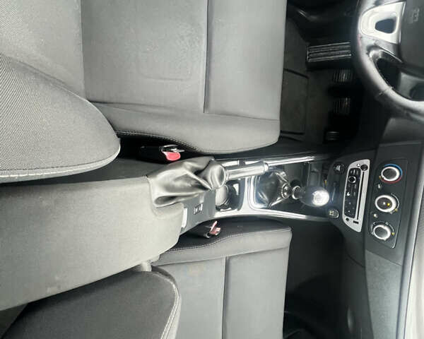 Белый Рено Меган, объемом двигателя 1.46 л и пробегом 255 тыс. км за 6500 $, фото 17 на Automoto.ua