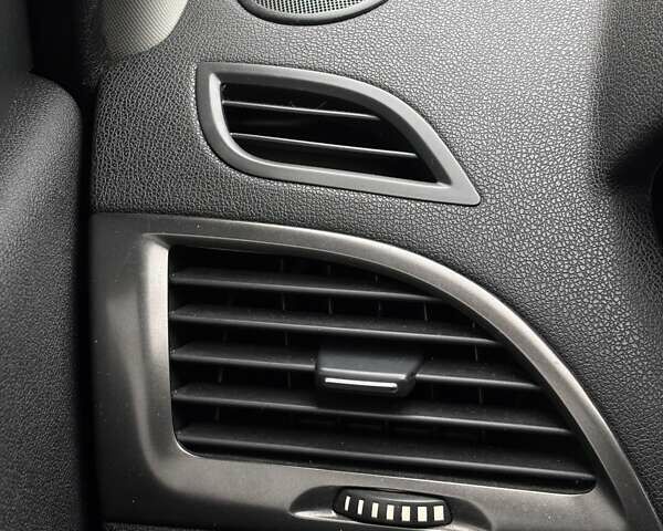 Білий Рено Меган, об'ємом двигуна 1.46 л та пробігом 265 тис. км за 6990 $, фото 39 на Automoto.ua