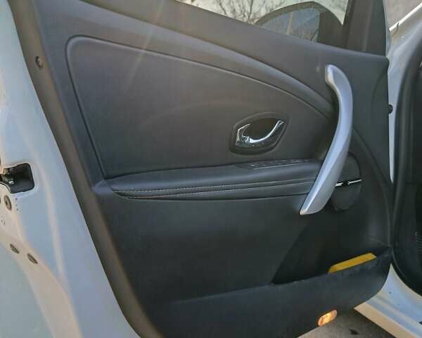 Белый Рено Меган, объемом двигателя 1.5 л и пробегом 217 тыс. км за 7000 $, фото 13 на Automoto.ua