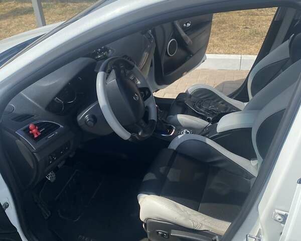 Белый Рено Меган, объемом двигателя 1.5 л и пробегом 310 тыс. км за 7700 $, фото 1 на Automoto.ua