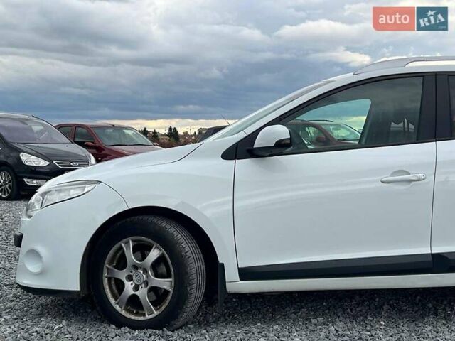 Белый Рено Меган, объемом двигателя 1.5 л и пробегом 240 тыс. км за 8190 $, фото 3 на Automoto.ua
