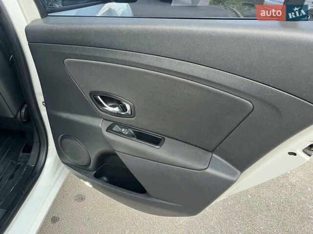 Белый Рено Меган, объемом двигателя 1.5 л и пробегом 310 тыс. км за 8300 $, фото 24 на Automoto.ua