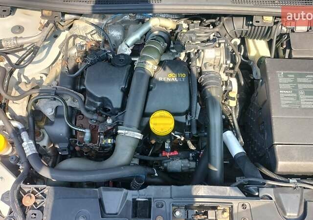 Белый Рено Меган, объемом двигателя 1.5 л и пробегом 300 тыс. км за 7800 $, фото 2 на Automoto.ua