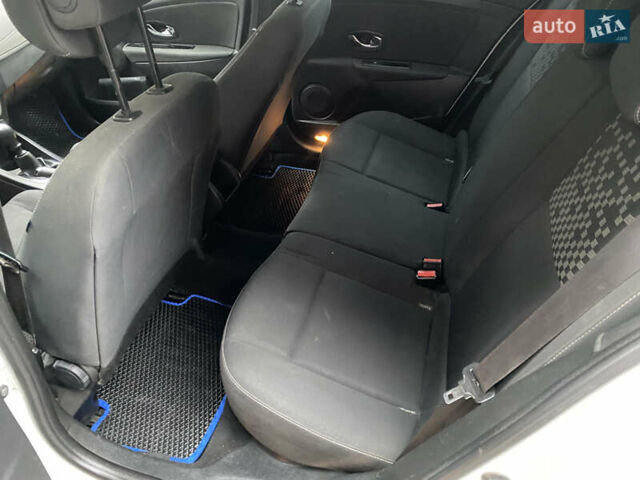 Білий Рено Меган, об'ємом двигуна 1.46 л та пробігом 300 тис. км за 5800 $, фото 14 на Automoto.ua