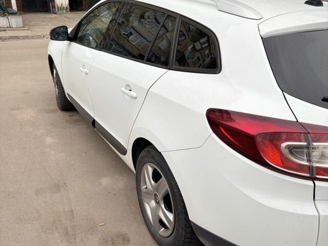 Белый Рено Меган, объемом двигателя 1.5 л и пробегом 330 тыс. км за 6500 $, фото 5 на Automoto.ua