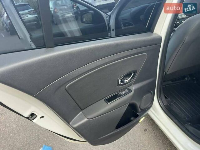 Белый Рено Меган, объемом двигателя 1.5 л и пробегом 310 тыс. км за 8300 $, фото 16 на Automoto.ua