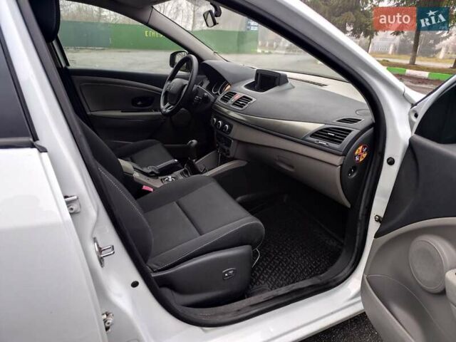 Белый Рено Меган, объемом двигателя 1.6 л и пробегом 57 тыс. км за 7750 $, фото 31 на Automoto.ua